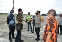 Kapolda Jambi Irjen Pol A. Rachmad Wibowo Saat Sambut kedatangan Ketua MPR RI Bambang Soesatyo di bandara Sultan Thaha Jambi, Jumat (11/03/22).