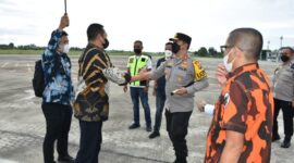 Kapolda Jambi Irjen Pol A. Rachmad Wibowo Saat Sambut kedatangan Ketua MPR RI Bambang Soesatyo di bandara Sultan Thaha Jambi, Jumat (11/03/22).