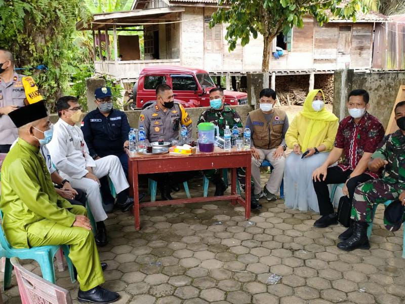 Vaksinasi di Desa Bakung, Kapolres Muaro Jambi Zoom Lansung demgan Kapolri. FOTO : Humas PMJ