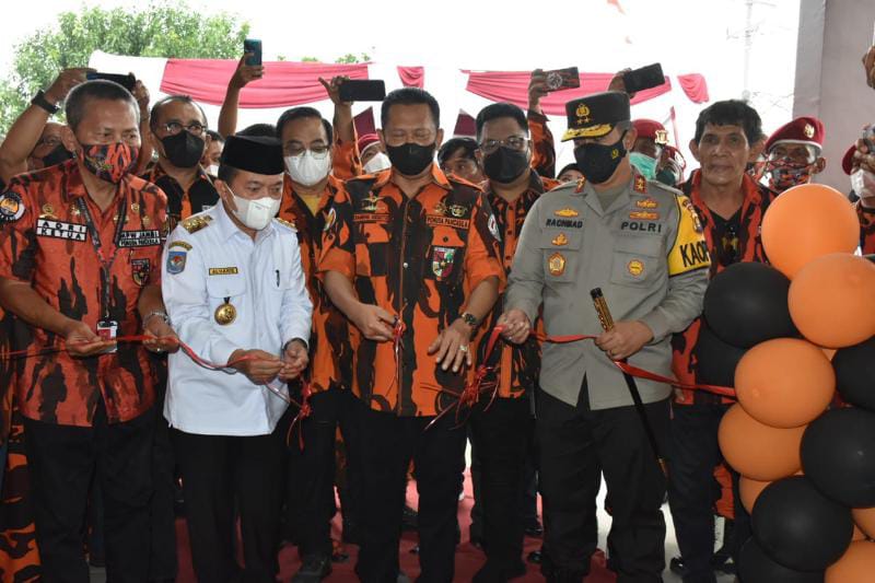 Ketua MPR RI Bambang Soesatyo Memotong Pita Mersmikan Gedung Graha MPW PP Provinsi Jambi, Jumat (11/03/22). FOTO : Noval