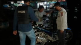 FOTO : Dok. Petugas Polsek Muaro Sebo Memeriksa Pengendara saat Giat KRYD, Sabtu Malam (12/3/22).