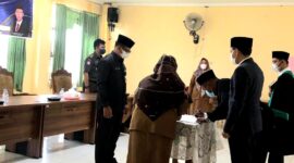 Kepala BKPSDM Tanjung Jabung Barat R Gatot Suwaso, mewakili Bupati Tanjab Barat H Anwar Sadat di Aula BKPSDM Tanjab Barat, Senin (14/3/22).