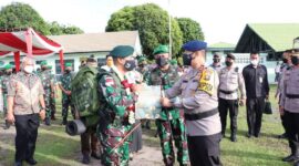 Kapolda Jambi Saat Kalungkan Bunga kepada Danyonif Raider 142/KJ Letkol Inf Esnan Hariyadi sebagai tanda simbolis pemberangkatan Satgas Satuan Yonif Raider 142/KJ ke Papua. FOTO : Noval