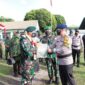 Kapolda Jambi Saat Kalungkan Bunga kepada Danyonif Raider 142/KJ Letkol Inf Esnan Hariyadi sebagai tanda simbolis pemberangkatan Satgas Satuan Yonif Raider 142/KJ ke Papua. FOTO : Noval