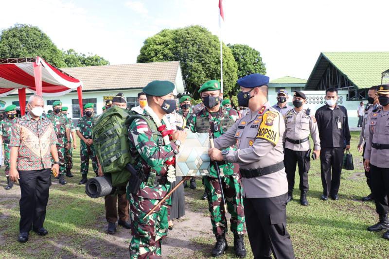 Kapolda Jambi Saat Kalungkan Bunga kepada Danyonif Raider 142/KJ Letkol Inf Esnan Hariyadi sebagai tanda simbolis pemberangkatan Satgas Satuan Yonif Raider 142/KJ ke Papua. FOTO : Noval