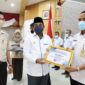 H Anwar Sadat meyerahkan Piagam penghargaan kepada Camat Kecamatan Bram Itam Hendri Fonda. FOTO : Istimewa