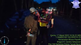 Petugas Satlantas Polres Tanjab Barat di TKP Kejadian. FOTO : HMS PTJB.