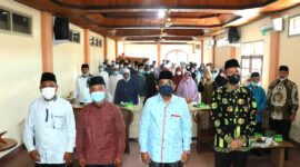 Foto bersama Bupati, Sekda Kabag Kesra Para Tuan Guru, Ustaz, Ustazah, Qori dan Qori'ah usai pembukaan TC Pertama Kafilah MTQ Tanjab Barat. FOTO : Istimewa