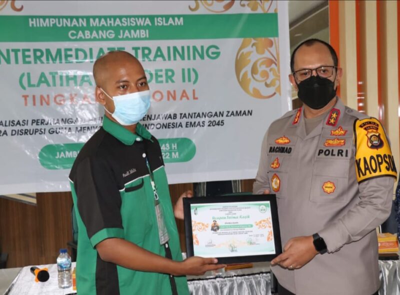 Kapolda Jambi saat berikan materi wawsan nusantara Latihan Kader II tingkat Nasional HMI Jambi di Asrama Haji Kota Jambi, Minggu (20/3/22). FOTO : Ist/Noval.