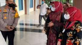 Kapolresta Jambi Kombes Pol Eko Wahyudi, SIK, MH mengantar kembali Putri Wapres ke Bandara.