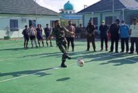 Letkol Inf Erwan Susanto tendang Bola pertama Buka Turnamen Futsal di Lapangan Darmawangsa Makodim 0419/Tanjab, Rabu (23/3/22). FOTO : Lintastungkal