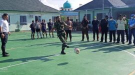 Letkol Inf Erwan Susanto tendang Bola pertama Buka Turnamen Futsal di Lapangan Darmawangsa Makodim 0419/Tanjab, Rabu (23/3/22). FOTO : Lintastungkal