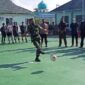 Letkol Inf Erwan Susanto tendang Bola pertama Buka Turnamen Futsal di Lapangan Darmawangsa Makodim 0419/Tanjab, Rabu (23/3/22). FOTO : Lintastungkal
