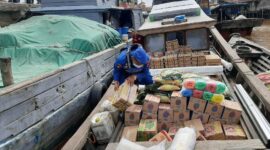 Personel Sat Polairud Polres Tanjung Jabung Barat Melakukan Pemeriksaan Kapal Muatan Sembako, Kamis (24/3/22). FOTO : HMSRES TJB