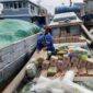 Personel Sat Polairud Polres Tanjung Jabung Barat Melakukan Pemeriksaan Kapal Muatan Sembako, Kamis (24/3/22). FOTO : HMSRES TJB