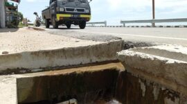 Masyarakat Keluhkan Kebocoran PDAM Mengakibatkan Kondisi Jalan Semakin Menurun. FOTO : Syd/LT