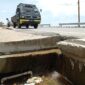 Masyarakat Keluhkan Kebocoran PDAM Mengakibatkan Kondisi Jalan Semakin Menurun. FOTO : Syd/LT