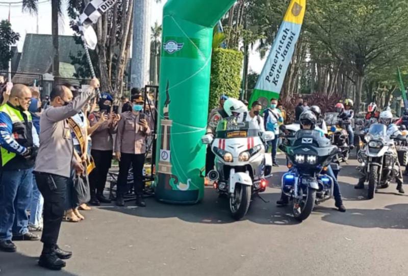 Kapolda Jambi Irjen Pol A Rachmad Wibowo, SIK Saat Melepas Rombongan IMBI Unniversary Ke 35 Jambi Internasional Bike Week 2022, Sabtu (25/3/22). FOTO : Humas Polda.