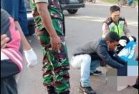 Petugas Kepolisian dan TNI Mengevakuasi Jasad Korban di Jalan TKP Kecelakaan. FOTO : Nov/Ist