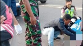 Petugas Kepolisian dan TNI Mengevakuasi Jasad Korban di Jalan TKP Kecelakaan. FOTO : Nov/Ist