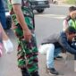 Petugas Kepolisian dan TNI Mengevakuasi Jasad Korban di Jalan TKP Kecelakaan. FOTO : Nov/Ist