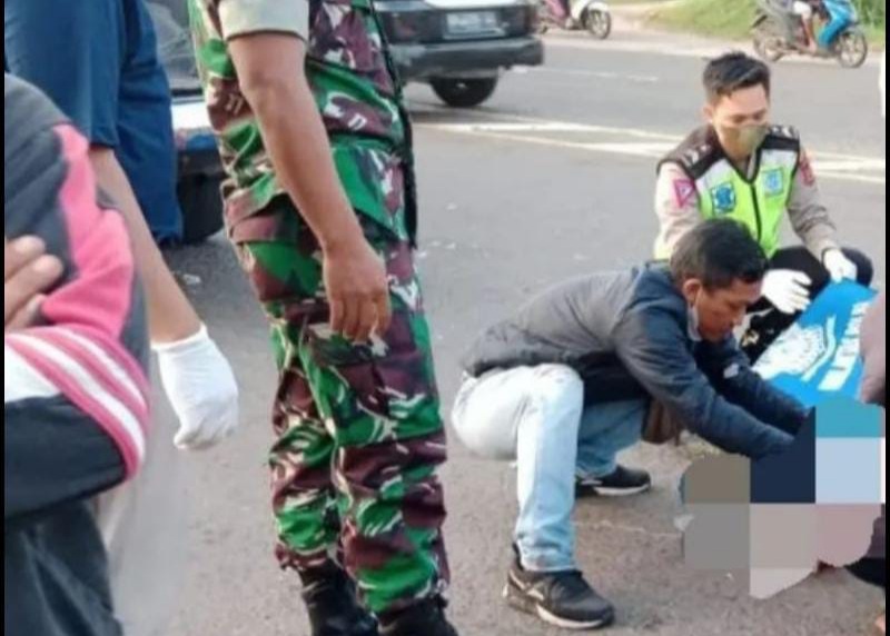 Petugas Kepolisian dan TNI Mengevakuasi Jasad Korban di Jalan TKP Kecelakaan. FOTO : Nov/Ist