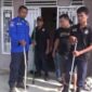 (Dipegang Petugas berseragam) Ular Jenis Kobra Sumatera yang diamankan Ikbal dan Petugas Damkar lainnya. FOTO : Tangkapan Layar
