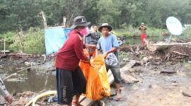 Petugas Kepolisian Polsek Kumpeh Ilir dan Polres Muaro Jambi dan Warga Evakiasi Korban. FOTO : Polsek KMP Ilir.