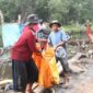 Petugas Kepolisian Polsek Kumpeh Ilir dan Polres Muaro Jambi dan Warga Evakiasi Korban. FOTO : Polsek KMP Ilir.