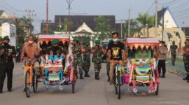 Menumpangi Becak Hias, Letkol Kav Muslim Rahim T, SH, M. Si bersama Istri menuju Ma Kodim 0419/Tanjab, Jum'at (1/4/22). FOTO : PENDIM Tjb