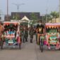 Menumpangi Becak Hias, Letkol Kav Muslim Rahim T, SH, M. Si bersama Istri menuju Ma Kodim 0419/Tanjab, Jum'at (1/4/22). FOTO : PENDIM Tjb