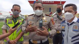 Dirlantas Polda Jambi Kombes Pol Dhafi mengecek langsung di beberapa SPBU dalam kota, Jumat (1/4/22). FOTO : Dhea