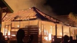 Saat Api Memakan Rumah Korban. FOTO : Noval