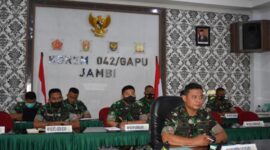 Danrem 042/Gapu Brigjen TNI Suprion Saat Vicon Bersama Panglima TNI Terkait Percepatan Vaksinasi di Bulan Ramadhan. FOTO : PENREM.
