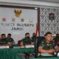Danrem 042/Gapu Brigjen TNI Suprion Saat Vicon Bersama Panglima TNI Terkait Percepatan Vaksinasi di Bulan Ramadhan. FOTO : PENREM.