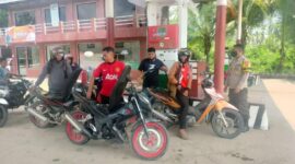 BKTM Sungai Nibung Polsek Tungkal Ilir mengawasi Pendistribusian BBM di APMS Desa Pembengis, Senin (4/4/22). FOTO : Doc Polsek Tungkal Ilir