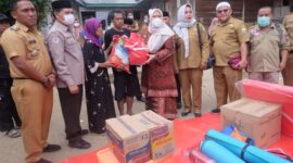 Bupati Masnah Berikan Bantuan ke Korban Kebakaran Desa Simpang Kayu Aro. FOTO : Noval.