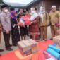 Bupati Masnah Berikan Bantuan ke Korban Kebakaran Desa Simpang Kayu Aro. FOTO : Noval.