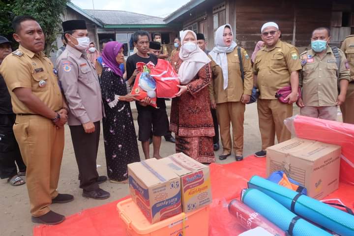 Bupati Masnah Berikan Bantuan ke Korban Kebakaran Desa Simpang Kayu Aro. FOTO : Noval.