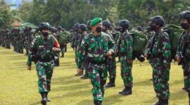 Upacara Penerimaan Satgas Pamtas RI-PNG Kewilayahan Kodim Yalimo Yonif Raider 142/KJ di Lapangan Pancasila Rindam XVII/Cenderawasih, Jumat (8/4/22).