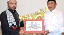 Wakil Bupati Hairan, SH Menyerahkan Bantuan Peduli Palestina kepada Imam Muda asal Palestina Syekh Hamed Assayid, Sabtu (9/4/22). FOTO : Ist.