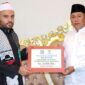 Wakil Bupati Hairan, SH Menyerahkan Bantuan Peduli Palestina kepada Imam Muda asal Palestina Syekh Hamed Assayid, Sabtu (9/4/22). FOTO : Ist.