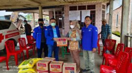 Didampingi Mardan Hasibuan dan Junaidi Abdullah, Jamal Darmawan, Sie menyerahkan bantuan untuk Korban kebakaran kepada Lurah Tungkal Harapan, Minggu (10/4/22). FOTO : Istimewa