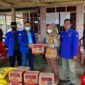 Didampingi Mardan Hasibuan dan Junaidi Abdullah, Jamal Darmawan, Sie menyerahkan bantuan untuk Korban kebakaran kepada Lurah Tungkal Harapan, Minggu (10/4/22). FOTO : Istimewa