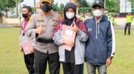 Kapolres Muaro Jambi AKBP Yuyan Priatmaja, SIK, MH Sast Berikan Piagsm Penghargaan Kepada Atlet Karate, Senin (11/4/22). FOTO : HUMAS PMJ