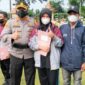 Kapolres Muaro Jambi AKBP Yuyan Priatmaja, SIK, MH Sast Berikan Piagsm Penghargaan Kepada Atlet Karate, Senin (11/4/22). FOTO : HUMAS PMJ