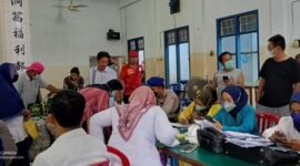 Pelaksanaan serbuan vaksinasi massal di Yayasan Budhi Luhur Kuala Tungkal, Senin (11/4/22). FOTO : lintastungkal.com