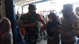 Kekompakan Kopda M Ilham dan Brigadir M Yusuf saat menggotong Seorang Perempuan Lansia di Serbuan Vaksinasi Massal Yayasan Budhi Luhur, Selasa (12/4/22). FOTO : Lintastungkal