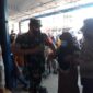 Kekompakan Kopda M Ilham dan Brigadir M Yusuf saat menggotong Seorang Perempuan Lansia di Serbuan Vaksinasi Massal Yayasan Budhi Luhur, Selasa (12/4/22). FOTO : Lintastungkal