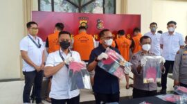 Direktur Kriminal Khusus Polda Jambi, Kombes Pol Christian Tory saat gelar pres rilis di Mapolda Jambi, Selasa (12/4/22). FOTO : Noval